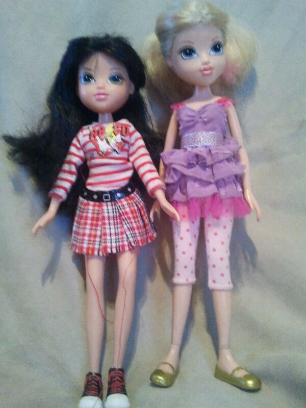 USED MOXIE GIRLZ BLONDE & BRUNETTE WITH CLOTHES & ACC. *ORILLIA in Toys & Games in Barrie - Image 2