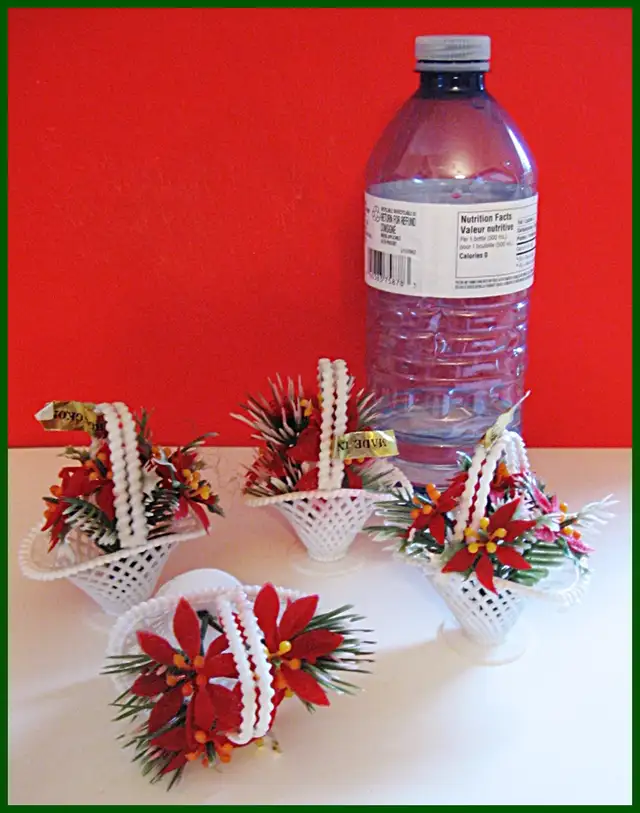 4 Plastic Mini Basket Ornaments Christmas Floral Arrangements in Holiday, Event & Seasonal in Oshawa / Durham Region - Image 4