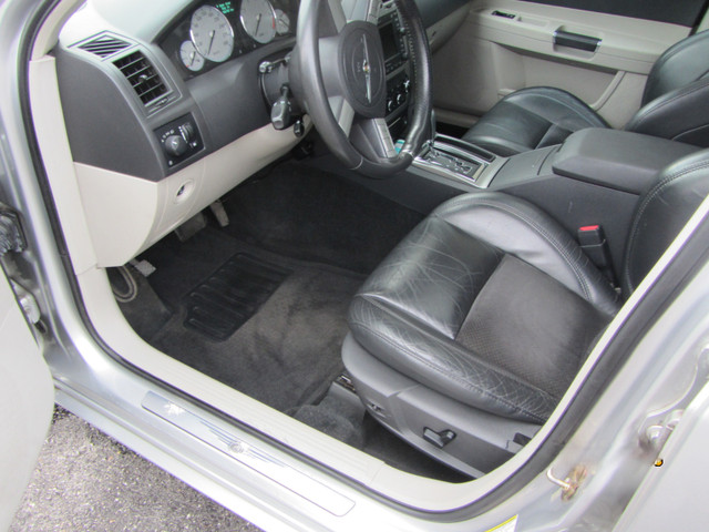 2006 300 SRT-8, same owner 16 years in Cars & Trucks in London - Image 3