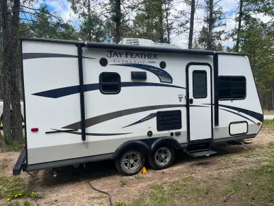 2015 Jayco Hybrid Ultralight 20ft (closed) This is a great family trailer that hauls and sets up eas...