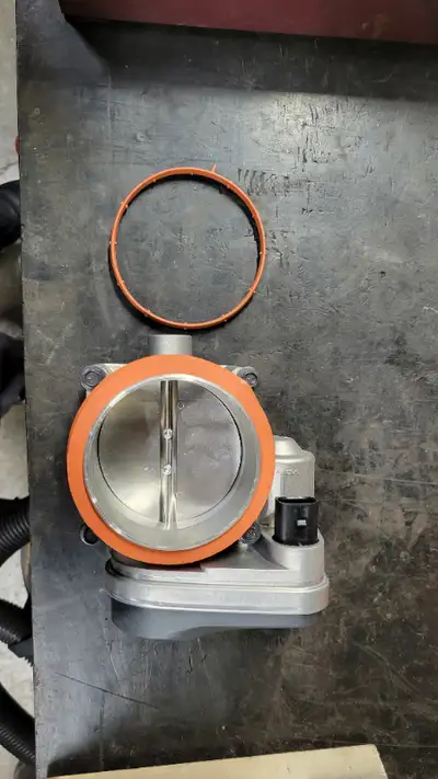 Brand new OEM 5.7L Hemi throttle body with seal and bolts. Pretty sure just fits hemi's from 2003-20...
