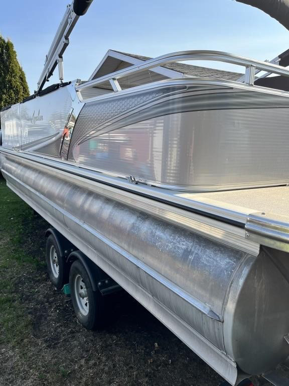 2015 Lsz  2485 rf Avalon pontoon in Powerboats & Motorboats in Calgary - Image 2