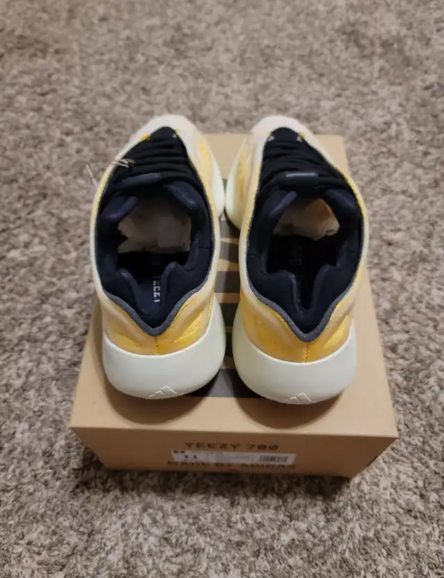 Yeezy 700 v3 Mono Safflower Size 11 Men’s  in Men's Shoes in Hamilton - Image 10