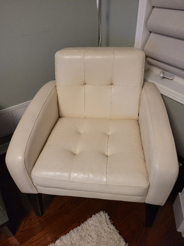Living room side chair 1 Leather in Chairs & Recliners in Markham / York Region