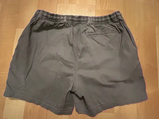 Men’s shorts $10 Medium-large grey shorts with elastic waist in Men's in Mississauga / Peel Region - Image 5