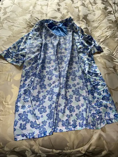 Lightweight satin robe. Blue floral print. Short sleeves. Open front.