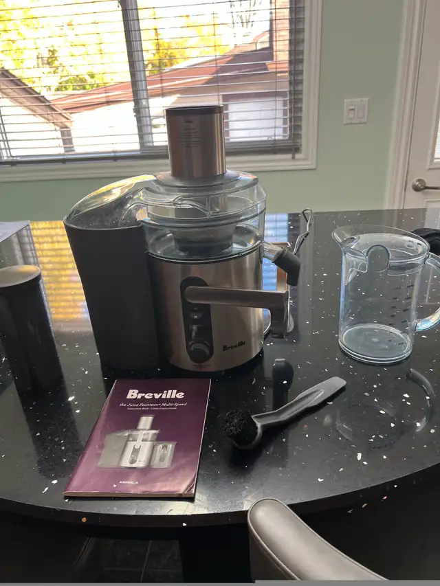 Breville Juicer in Processors, Blenders & Juicers in Hamilton - Image 8