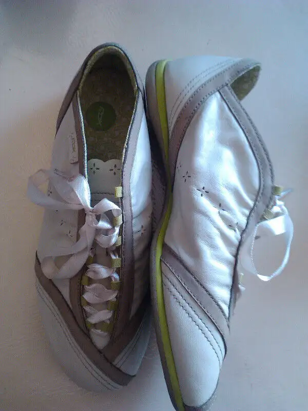 Women`s Reebok Casual shoes size 7.5 very rare in Women's - Shoes in City of Toronto - Image 3