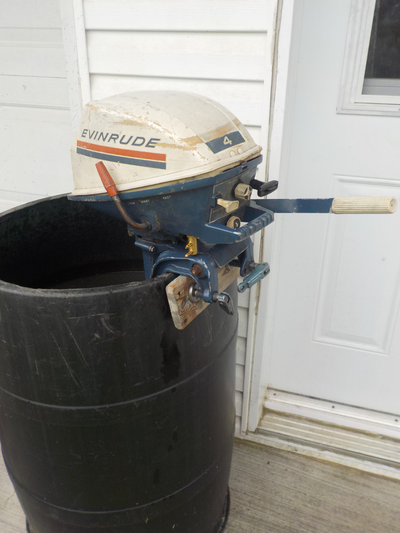 Evinrude 4 hp ( nouveaux coils , pointes, bougies, nettoyé le carburateur) pas de réservoir essence