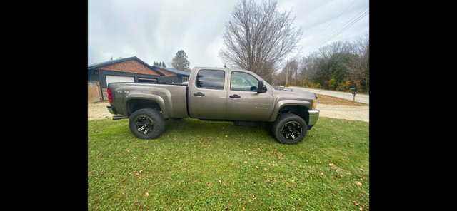 Very clean low mileage 2014 duramax 2500HD in Cars & Trucks in Peterborough - Image 3