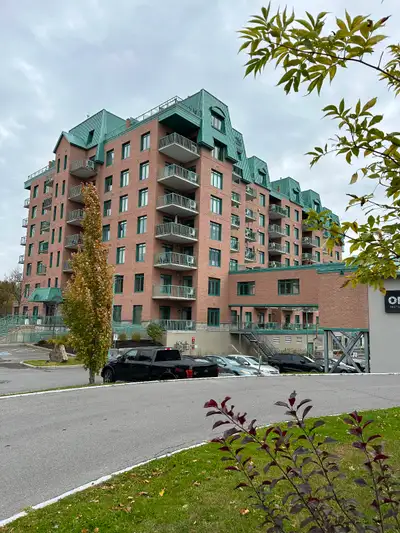 Penthouse on Château Cartier golf course, Master bedroom on main floor, secondary bedroom/den/office...