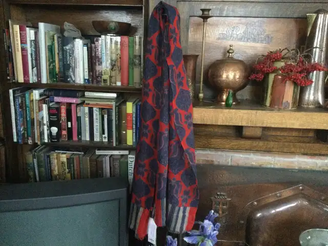 V & A Museum Pure Wool Scarf Palsley Pattern in Other in Edmonton - Image 2
