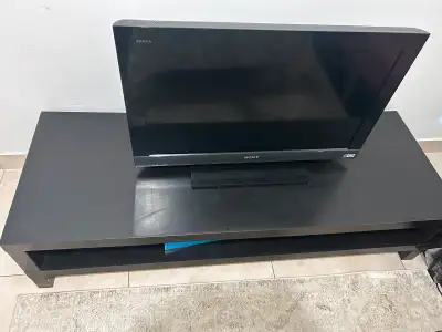 Je vends une télé Sony Bravia avec sa table TV noire, le tout en bon état. • TV environ 32 pouces •...
