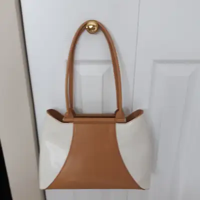 Beau sac à main neuf MAXIME en cuir beige et blanc mesurant 9 pouces de haut par 13 pouces de large....
