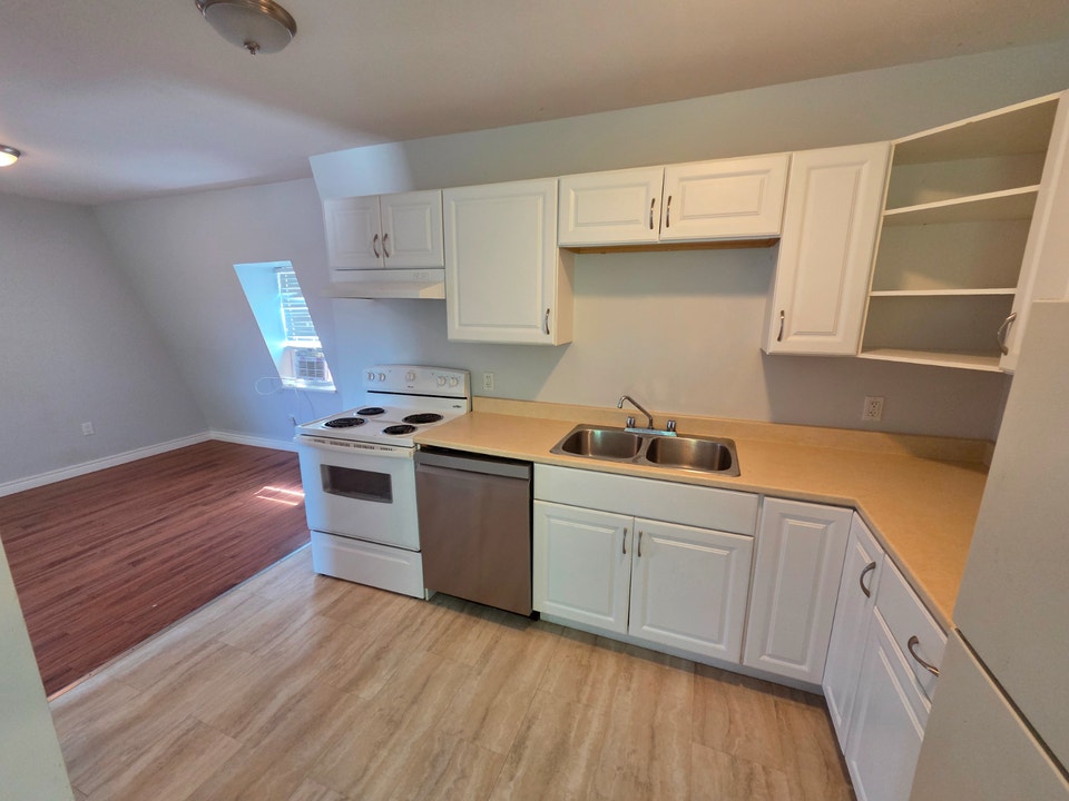 ​Bright 2nd-Floor 2-Bedroom (4½) Apartment – Minutes to Hospital 1