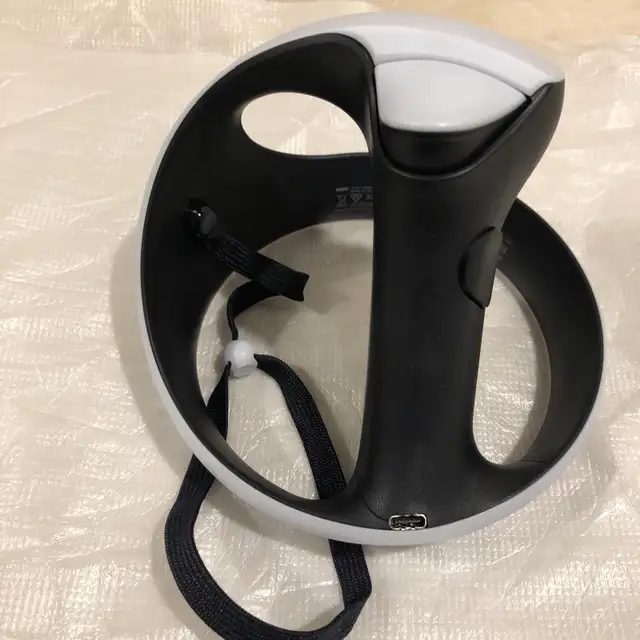 Sony PlayStation PS5 PS VR2 Right Sense Controller with Strap in Sony Playstation 5 in Ottawa - Image 7