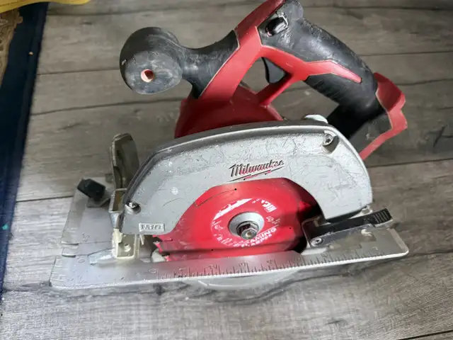 Milwaukee M18 18V Lithium-Ion Cordless 6-1/2 -inch Circular saw in Power Tools in Oshawa / Durham Region - Image 3