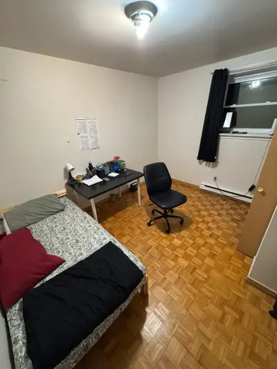 4-month (till the end of august) contract. SPACIOUS apartment with 4 rooms. I'm the only person livi...