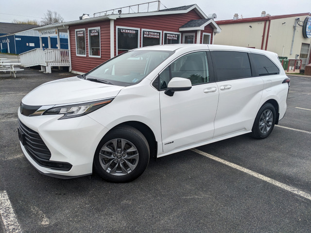 RARE 2021 Toyota Sienna LE 8-passenger LOW KMs in Cars & Trucks in Bridgewater