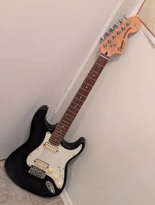 Electric Guitar Vintage 2005 Squier Stratocaster Standard Series in Guitars in Red Deer - Image 6