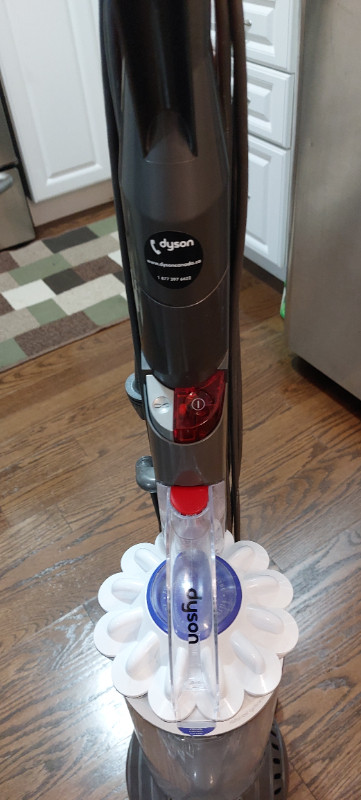 Dyson Slimball upright vacuum. In great condition. $250. in Vacuums in Kitchener / Waterloo - Image 2