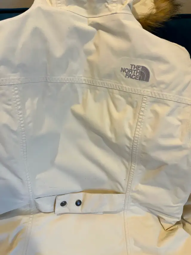 North Face Women's Winter Coat in Women's - Tops & Outerwear in City of Montréal - Image 9