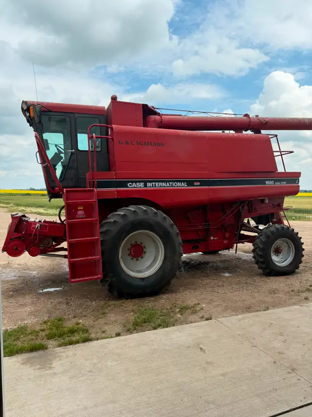 1680 case international axial flow combines & headers in Farming Equipment in Winnipeg - Image 2