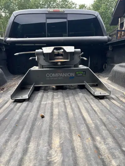 Selling companion 5th wheel hitch good shape no issues save more than half off new. $500 obo