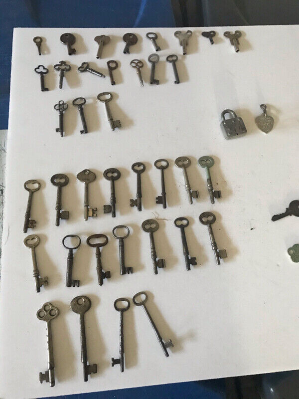 LOTS OF ASSORTED SKELETON KEYS - ANTIQUE DOORS DRAWERS CABINETS in Arts & Collectibles in Mississauga / Peel Region - Image 2