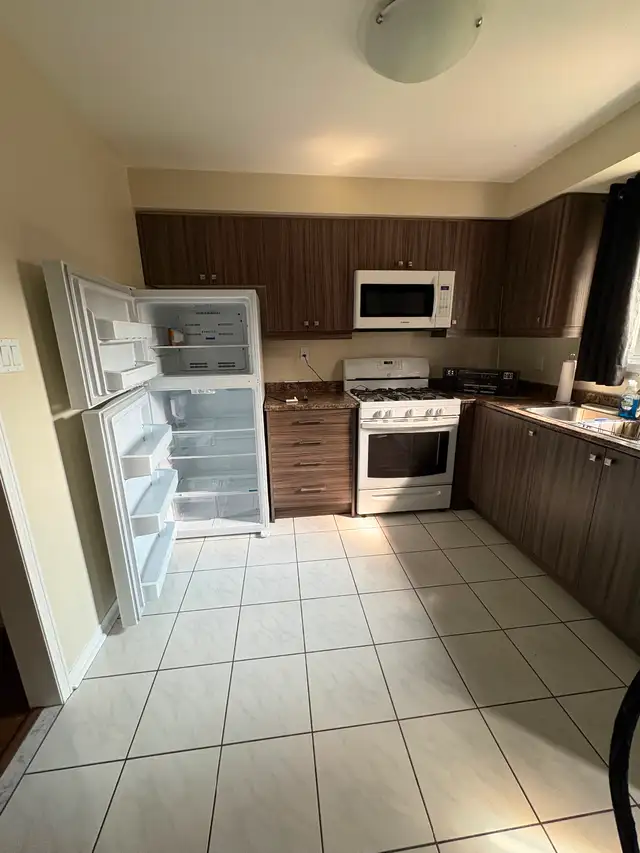 3 rooms rental - working Women/ ladies in Room Rentals & Roommates in Oshawa / Durham Region - Image 7