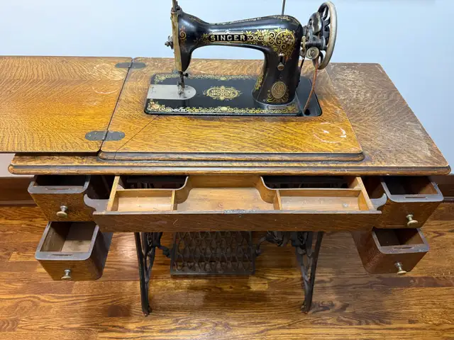 Antique Singer Sewing Machine 1913 in Arts & Collectibles in City of Toronto - Image 3