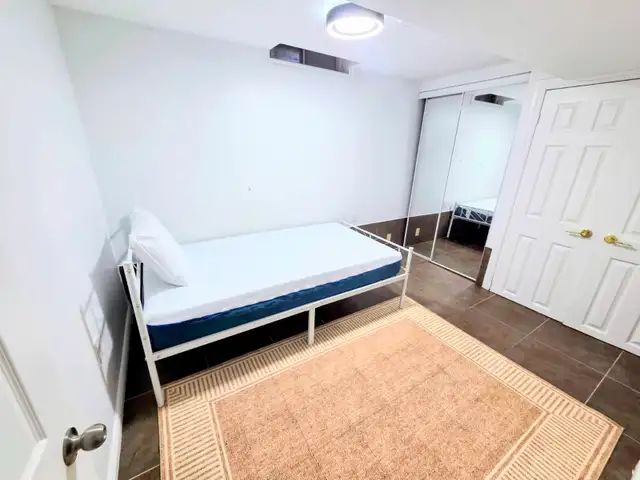Fully furninshed Basement and top floor private room in Room Rentals & Roommates in Mississauga / Peel Region - Image 4