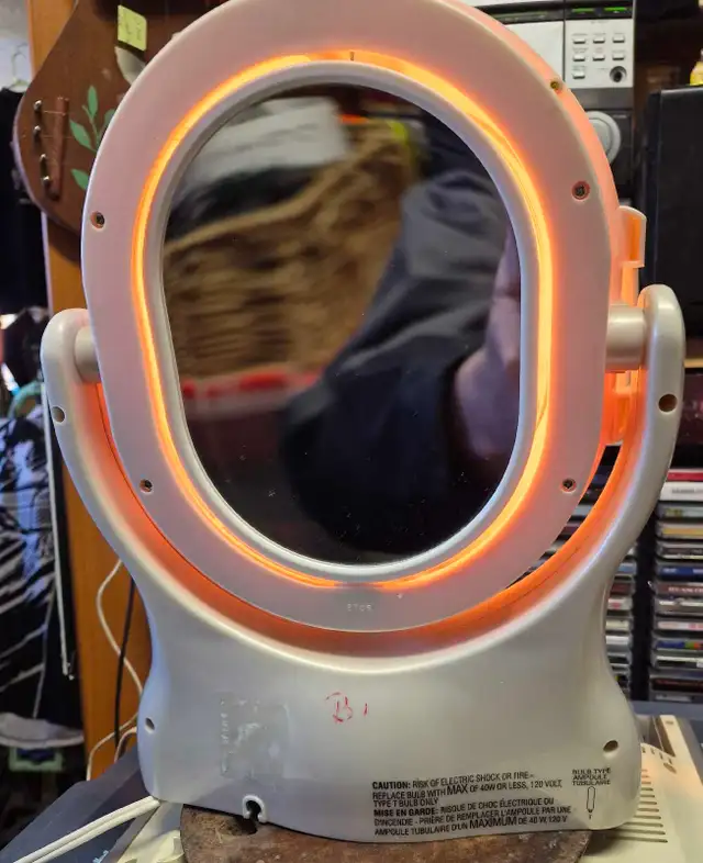 Revlon Mirror in Home Décor & Accents in Calgary - Image 5