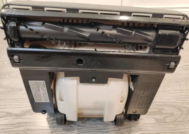 Miele upright vacuum cleaner - Model S177i in Vacuums in City of Toronto - Image 8