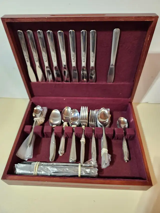 CUTLERY  SET in Kitchen & Dining Wares in City of Toronto - Image 2