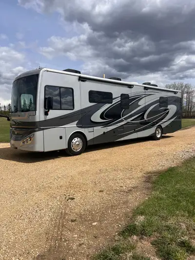WILL LOOK AT OLDER MOTORHOME AS PART TRADE!!!! 2019 Fleetwood Pacearrow LXE 38F 40’ diesel pusher. R...