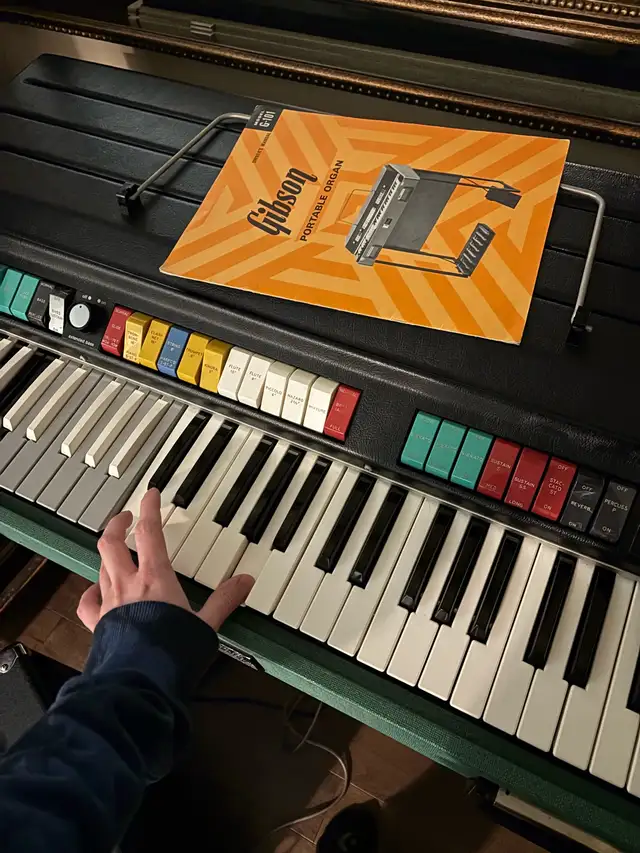Mint Condition Gibson G-101 Keyboard/Organ in Pianos & Keyboards in Oakville / Halton Region - Image 3