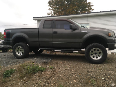 2005 ford f150 and 2006 parts truck