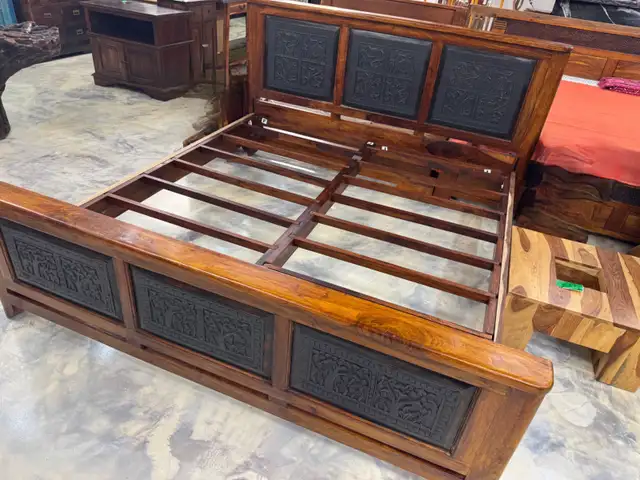 Lit king  bois de rose, Grand lit solide Inde, cadre de lit king in Beds & Mattresses in City of Montréal - Image 2