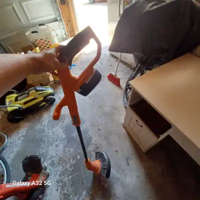 This pre-owned Worx string trimmer is perfect for maintaining your garden edges and keeping your law...