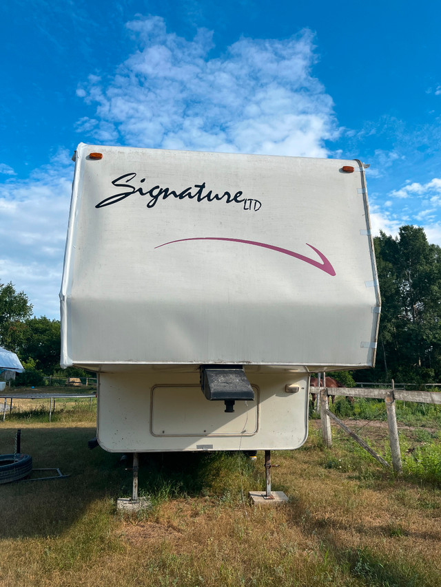 1998 Signature Series 28ft Camper in Travel Trailers & Campers in Belleville