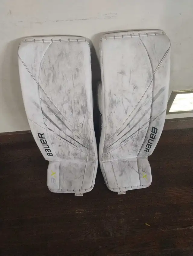 Bauer 3x vapor 32inch intermediate goalie pads in Hockey in Calgary - Image 2