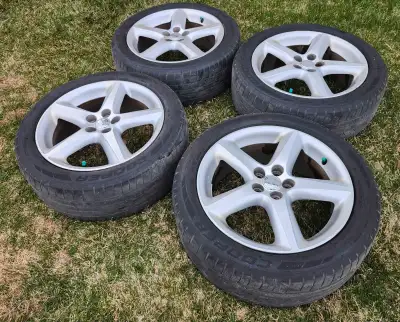 4 Mags Toyota 17 pouces avec pneus. - Bolt pattern 5x100 - Dimensions 17x7JJ ET 45 - Quelques imperf...