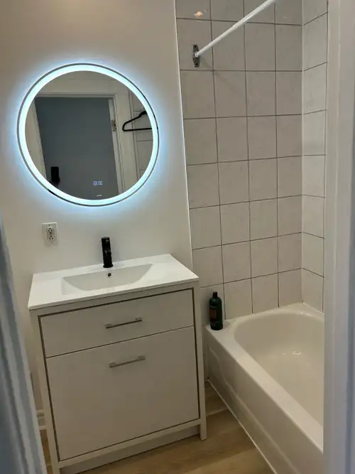 Située sur le 6e ave au cœur de Verdun, cette unité très bien située se trouve à distance de marche...