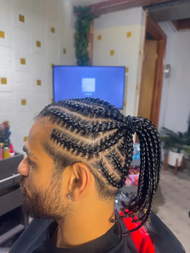 Hairstylist & Makeup Artiste63848994249091121