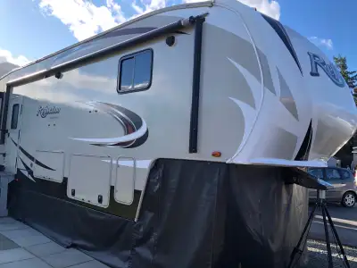 2017 Grand Design 5th Wheel with a functional design: 1 king size bedroom 1 den/office with a double...