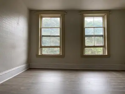 Located in downtown and convenient to everything. 4 bedroom plus a Den total 1500sqft. Spacious livi...