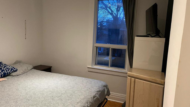 Private room - 2 min . walking to Lansdowne station!!! in Room Rentals & Roommates in City of Toronto - Image 4
