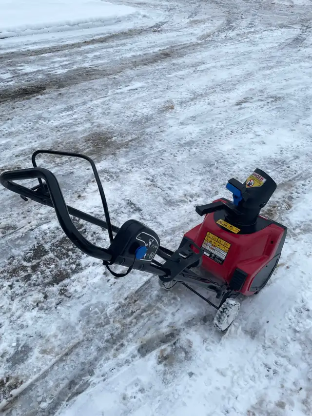 Souffleuse - Toro Snow Blower - Snowblower in Snowblowers in City of Montréal - Image 3