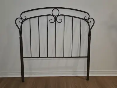 Deux belles têtes de lit en métal pour lit simple de 39". Inclus le cadre de métal sur roulette pour...